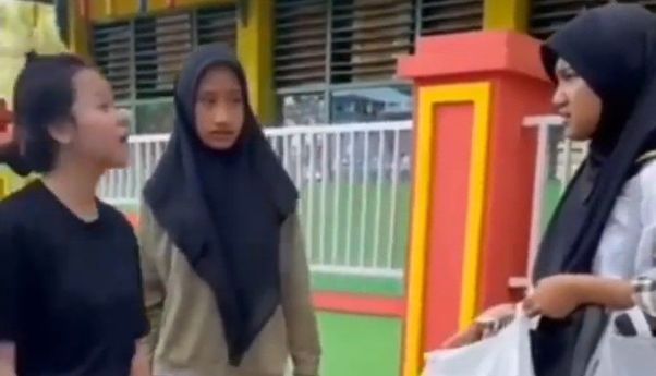 Remaja Perempuan Ini Di-Bully Dua Orang, Dipukuli dan Tak Bisa Melawan