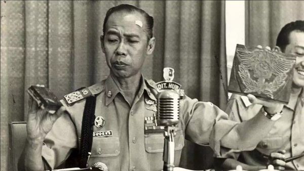 Kisah Kapolri Hoegeng: Polisi Jujur yang Dipecat Soeharto setelah Ungkap Penyelundupan Mobil Mewah