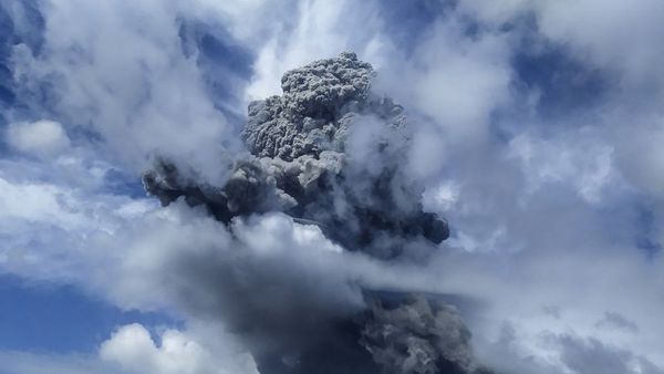 Berita Terkini: Dalam 3 Jam, Gunung Sinabung Meletus Tiga Kali Hari ini