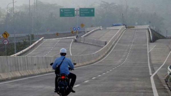 Berita Hari ini: Linglung, Kakek Pengendara Motor Nyasar ke Jalan Tol Surabaya-Mojokerto