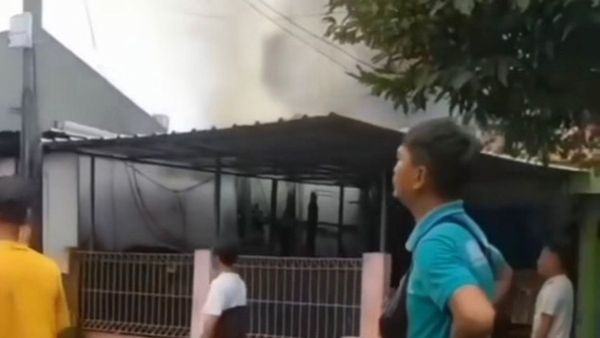Pabrik Kerupuk di Petukangan Jaksel Terbakar, Diduga karena Tabung Gas Bocor