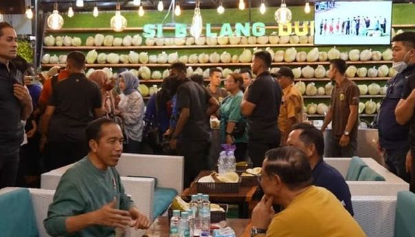 Rayakan Kemanangan Timnas U-22, Jokowi Traktir Para Menteri Makan Durian Medan