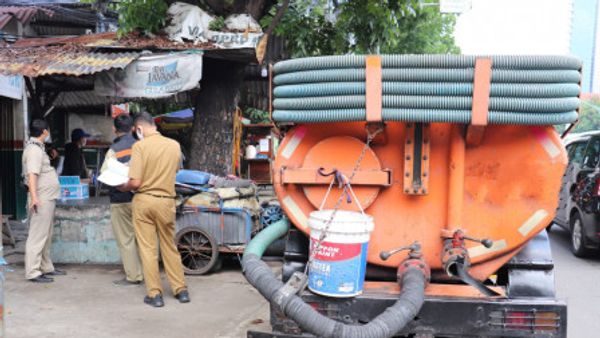 Bikin Bau, Limbah Septic Tank Malah Dibuang ke Saluran Air di Rasuna Said