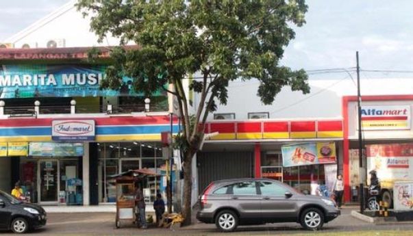 Sudah Tahu, Kenapa Lokasi Indomaret  dan Alfamart Selalu Berdekatan? Bisa Diterapkan di Bisnis Anda, lho!