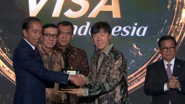 Presiden Jokowi Berikan Golden Visa Perdana untuk Shin Tae-yong