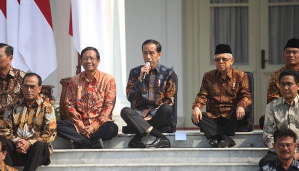 Gaya Duduk Presiden Jokowi Saat Memperkenalkan Para Menteri di Kabinet Indonesia Maju, Viral!