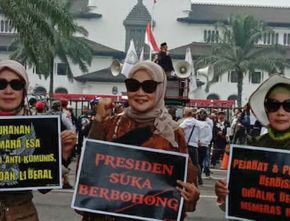 Poster “TKA China Disayang” Hingga “Presiden Suka Berbohong” Bermunculan Saat Peringatan Hari Pahlawan di Bandung