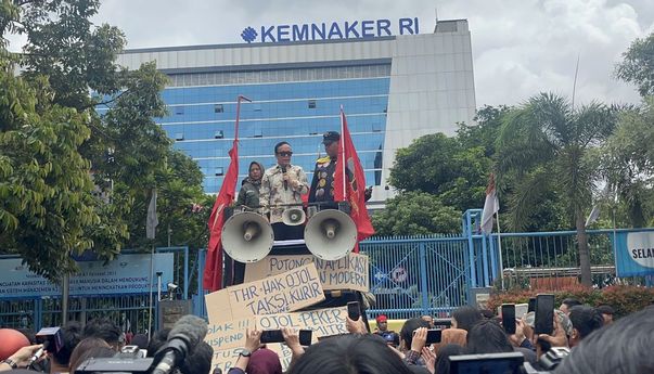 Pengemudi Ojol Demo di Kemenaker, Tuntut THR dan Jaminan Kecelakaan Gratis