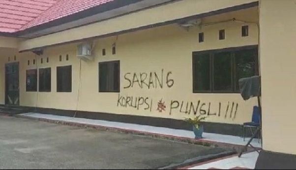 Kesal Disuruh Bayar Saat Urus SIM, Aipda Haerul Coret Dinding Polres Luwu