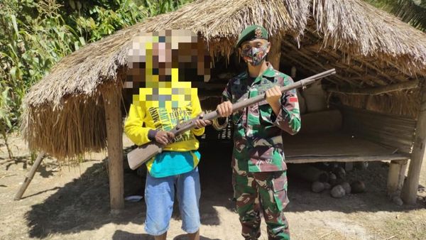 Seperti ini Bentuk 100 Senpi dan 5 Bahan Peledak dari Perbatasan RI-Timor Leste yang Disita Yonarmed 6/3 Kostrad