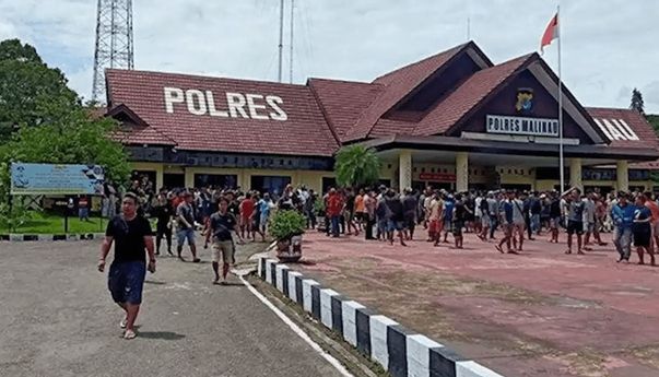 Buntut Penembakan, Puluhan Warga Malinau Serang Polres