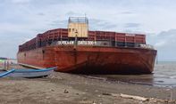 Waduh! Tongkang Muatan Batu Terdampar di Pantai Batamsari Tegal, Ini Penyebabnya