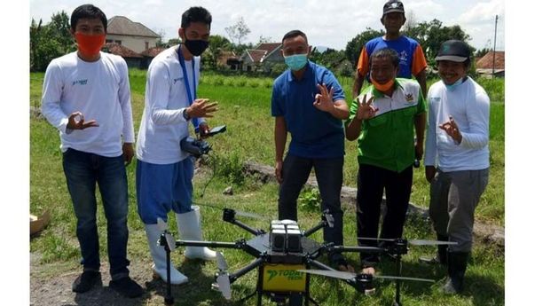Menginspirasi, Petani Kalasan Gunakan Drone untuk Menyemprot Hama