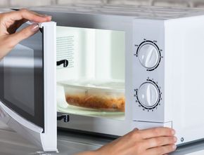 Sering Menghangatkan Makanan Bayi di Microwave? Ini Hal yang Perlu Bunda Waspadai