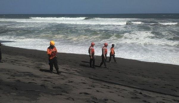 Berita Terbaru di Jogja: Korban Tenggelam Pantai Goa Cemara Belum Ketemu, Tim Paralayang Terkendala Angin