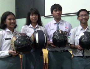 Siswa di SMA Negeri 5 Semarang Berhasil Kembangkan Helm Berpanel Surya
