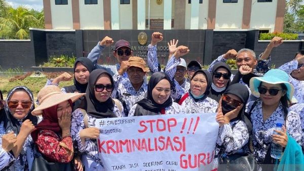 PGRI Gelar Aksi Solidaritas Dukung Supriyani Jalani Sidang Perdana, Bentangkan Poster 'Stop Kriminalisasi Guru'