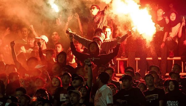 Kisah di Balik Pagar Tribun, Suporter yang ‘Melawan’ Klubnya Sendiri