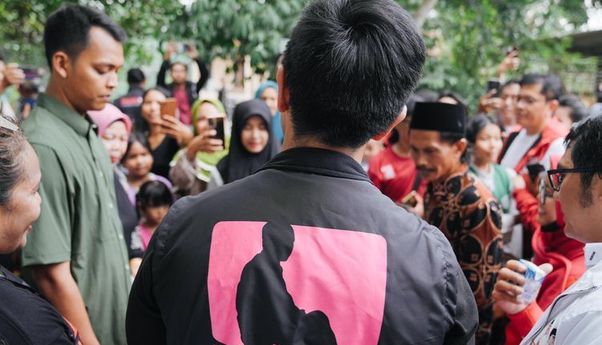 Kaesang Pakai Rompi Bertuliskan ‘Putra Mulyono’ Saat Kunjungi Rumah Warga di Jambe Tangerang