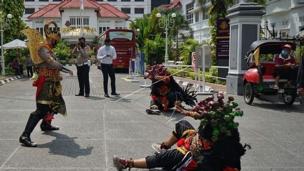 Berita Jogja: Hebat! Polda DIY Kampanye Pemakaian Masker dengan Kostum dan Teatrikal di Malioboro