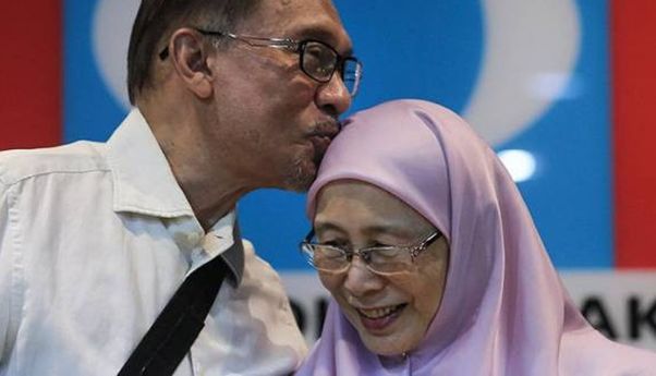 Liku-liku Perjalanan PM Malaysia Anwar Ibrahim dan Kesetiaan Wan Azizah