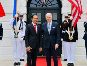 Denny Siregar Balas Ejekan Jokowi Tak Pintar Bahasa Inggris: Tuh Guru Anak Gua Jadi Presiden Lu!