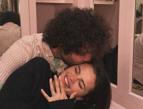 Selena Gomez Umumkan Tunangan dengan Pacarnya, Benny Blanco