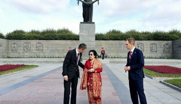 Momen Megawati Ziarah ke Makam Korban Pengepungan Leningrad di St Petersburg Rusia