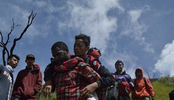 Kisah Heroik Lambo: Pendaki dari Papua yang Rela Gendong Pendaki Lain Turun Gunung Slamet karena Cidera