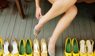 Tips Memilih Warna Sepatu Untuk Kulit Gelap