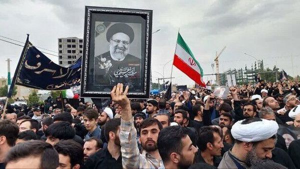 Ribuan Warga Iran Tumpah Penuhi Jalanan Berikan Penghormatan ke Presiden Ebrahim Raisi