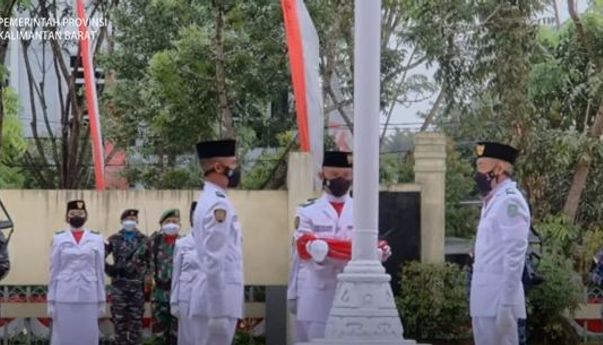 Paskibraka Kalbar Jatuh Usai Bertugas Turunkan Merah Putih, Warganet: Bravo Dek, Kamu Berhasil Jalankan Tugas
