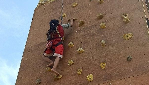 Berita Jateng: Luar Biasa! Spiderman Cilik dari Pekalongan Sukses Tundukkan Wall Climbing 12 Meter