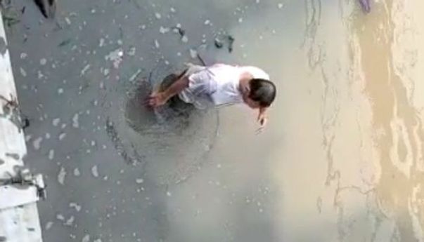 Kocak! Pengamen di Cilacap Coba Bunuh Diri dengan Terjun ke Sungai, Namun Aksinya Bikin Ketawa