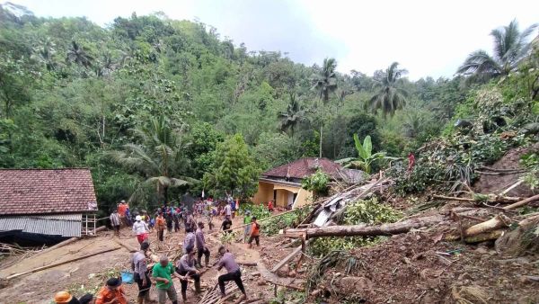 Terbaru! Tanah Longsor di Desa Banjarpanepen Banyumas Timbun Satu Keluarga, 3 Korban dalam Pencarian