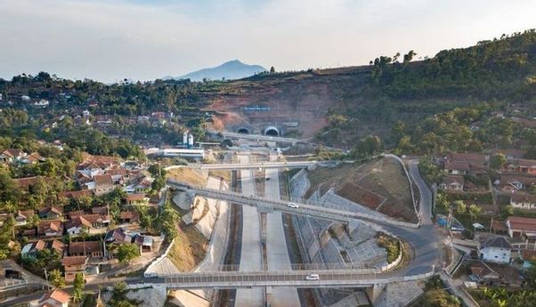 Warga Keluhkan Tarif Tol Cisumdawu yang Terlalu Mahal, Dinilai Tak Sebanding Tarif