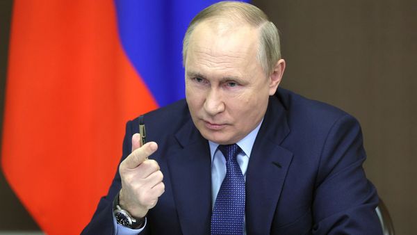Presiden Vladimir Putin Coba Vaksin Lewat Hidung yang Masih Belum Uji Klinis