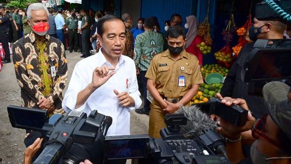 Ganjar Pranowo Temani Jokowi Blusukan di Pasar Colomadu Karanganyar, Cek Harga Barang Akhir Tahun