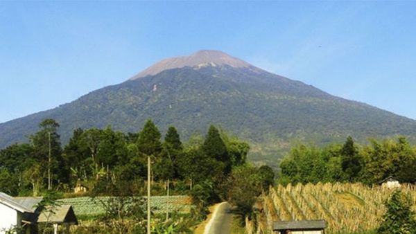 Berita Seputar Jateng: Gunung Slamet Berstatus Waspada, Pendaki Dilarang Muncak