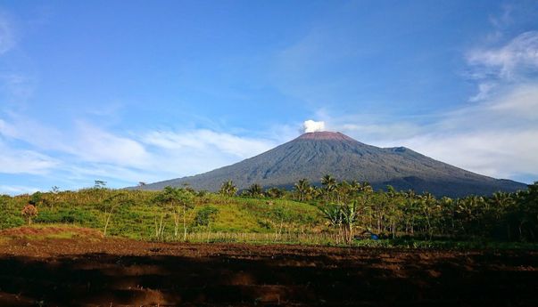 Berita Jateng: Status Gunung Slamet Waspada, Pendakian Dihentikan