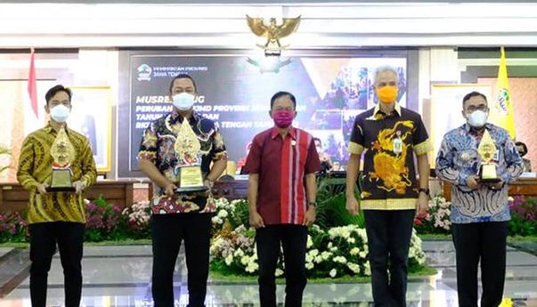 Dapat Penghargaan dari Ganjar Pranowo, Gibran: 2020 Itu Pak Rudy!