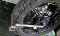 Selain Ban Bocor, Inilah Penyebab Ban Belakang Motor Goyang Dombret