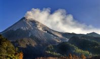 Kabar Terkini Gunung Merapi: Asap Putih dan Guguran Material Terlihat