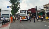 Bus Tabrak Dealer Mobil di Jatinegara, Satu Orang Pengendara Motor Jadi Korban