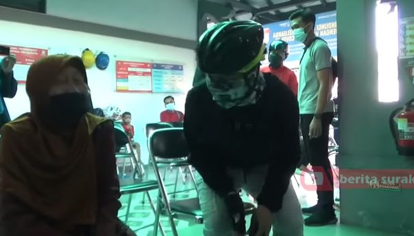 Nenek ini Sendirian Saat Divaksin dan Gibran Rakabuming Rela Temani