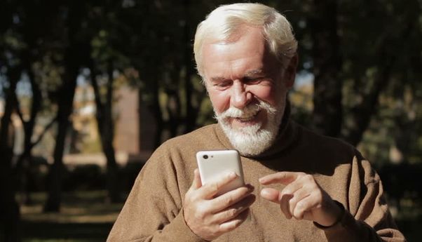 6 Smartphone untuk Orang Tua yang Mudah Digunakan namun Tetap Canggih