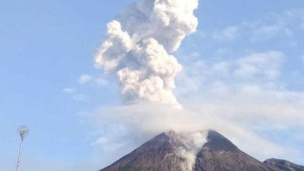 Info Terbaru Gunung Merapi: Terdengar Suara Guguran Tiga Kali dan Asap Membumbung 50 Meter