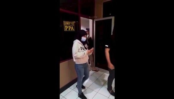 Berubah Drastis! Dinar Candy Kenakan Hijab Hitam Keluar dari Polres Jaksel