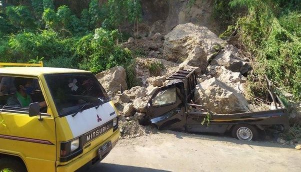 Berita Jateng: Terjadi Longsor di Kota Semarang, Satu Mobil Hancur Tertimpa Batuan