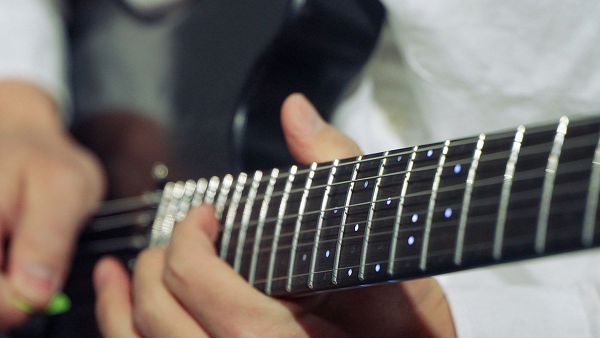 Fretboard Menyala, Gitar Listrik Ini Bisa Ubah Pemula Jadi Jago Gitar